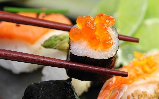 Суши и роллы нужно брать палочками